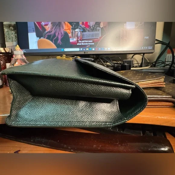 Project Louis Vuitton Green Leather clutch with Gold Lock - Picture 14 of 15